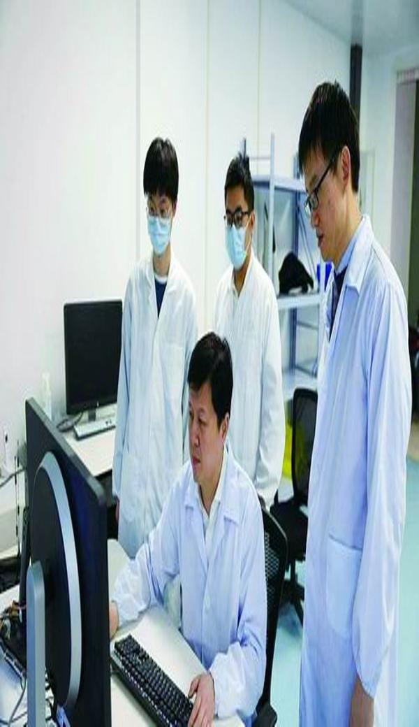 周欣（右二）和团队成员在实验室。受访者供图.jpg